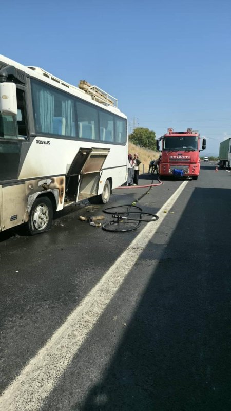 Otobüste çıkan yangını itfaiye ekipleri büyümeden söndürdü