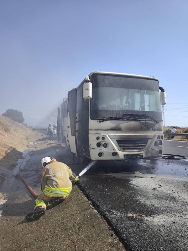 Otobüste çıkan yangını itfaiye ekipleri büyümeden söndürdü (Fotoğraflı) Mehmet Uras HATAY (İHA) - Hatay'da seyir halinde ilerleyen otobüste çıkan yangını, itfaiye ekipleri müdahale ederek büyümeden söndürdü. Yangın, Erzin - Adana otoyolu üzerinde yaşandı. Seyir halinde ilerleyen otobüste, bilinmeyen bir nedenden dolayı yangın çıktı. Otobüste dumanların çıktığını gören şoför durumu 112 Acil Çağrı Merkezi'ne bildirdi. İhbar üzerine olay yerine itfaiye ekipleri sevk edildi. Kısa sürede bölgeye gelen itfaiye ekipleri, yangına müdahale ederek büyümeden söndürüldü. Çıkan yangında can kaybı ve yaralanma yaşanmazken araçta maddi hasar oluştu.