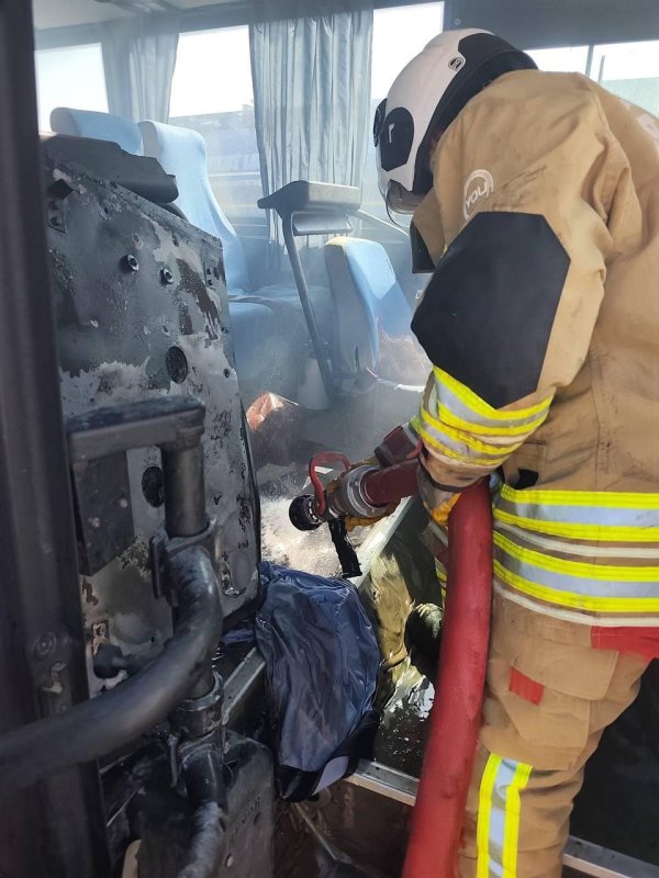 Otobüste çıkan yangını itfaiye ekipleri büyümeden söndürdü