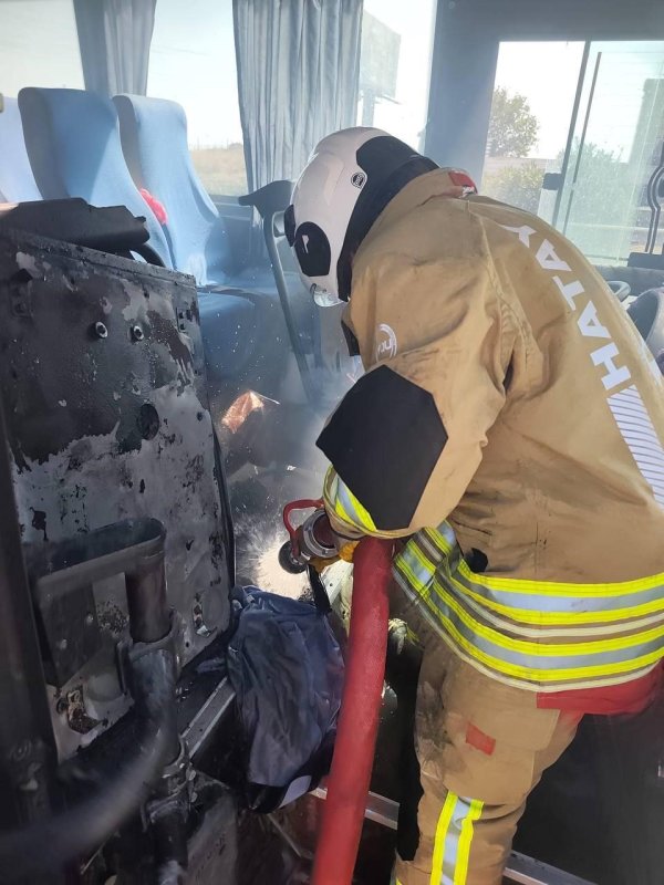 Otobüste çıkan yangını itfaiye ekipleri büyümeden söndürdü