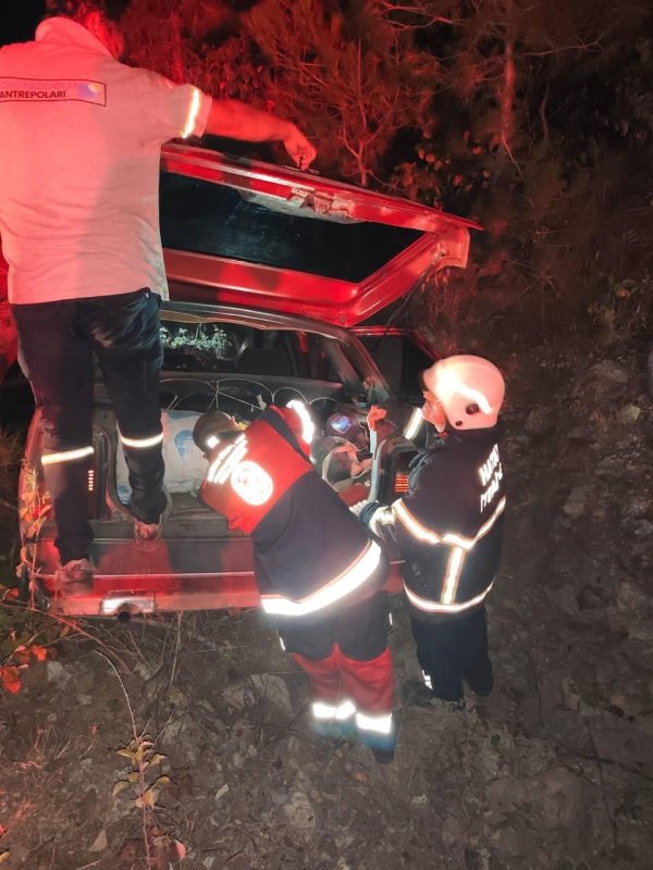 Kontrolden çıkan otomobil ormanlık alana uçtu: 4 yaralı (Fotoğraflı) Mehmet Uras HATAY (İHA) - Hatay’ın Erzin ilçesinde seyir halindeki otomobilin ormanlık alana uçtuğu kazada 4 kişi yaralandı. Erzin ilçesi Kocadüz Yaylası’nda seyir halinde olan otomobil, sürücüsünün direksiyon hakimiyetini kaybetmesiyle ormanlık alana uçtu. Kazada 4 kişi yaralandı. İhbar üzerine olay yerine jandarma, ambulans ve itfaiye ekipleri sevk edildi. Kısa sürede bölgeye gelen itfaiye ekiplerince araçta sıkışan 4 kişi kurtarılarak sağlık ekiplerine teslim edildi. Sağlık ekiplerinin ilk müdahalesinin ardından yaralılar, hastaneye kaldırıldı. Kazayla ilgili inceleme başlatıldı.