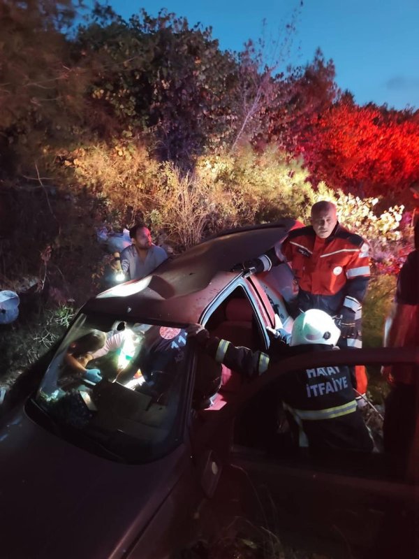 Kontrolden çıkan otomobil ormanlık alana uçtu: 4 yaralı (Fotoğraflı) Mehmet Uras HATAY (İHA) - Hatay’ın Erzin ilçesinde seyir halindeki otomobilin ormanlık alana uçtuğu kazada 4 kişi yaralandı. Erzin ilçesi Kocadüz Yaylası’nda seyir halinde olan otomobil, sürücüsünün direksiyon hakimiyetini kaybetmesiyle ormanlık alana uçtu. Kazada 4 kişi yaralandı. İhbar üzerine olay yerine jandarma, ambulans ve itfaiye ekipleri sevk edildi. Kısa sürede bölgeye gelen itfaiye ekiplerince araçta sıkışan 4 kişi kurtarılarak sağlık ekiplerine teslim edildi. Sağlık ekiplerinin ilk müdahalesinin ardından yaralılar, hastaneye kaldırıldı. Kazayla ilgili inceleme başlatıldı.