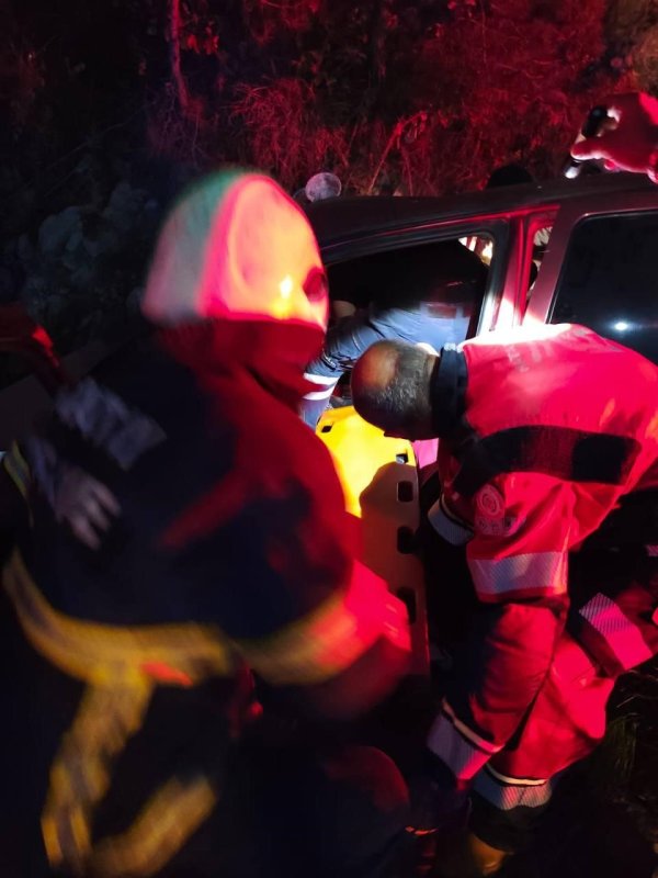 Kontrolden çıkan otomobil ormanlık alana uçtu: 4 yaralı (Fotoğraflı) Mehmet Uras HATAY (İHA) - Hatay’ın Erzin ilçesinde seyir halindeki otomobilin ormanlık alana uçtuğu kazada 4 kişi yaralandı. Erzin ilçesi Kocadüz Yaylası’nda seyir halinde olan otomobil, sürücüsünün direksiyon hakimiyetini kaybetmesiyle ormanlık alana uçtu. Kazada 4 kişi yaralandı. İhbar üzerine olay yerine jandarma, ambulans ve itfaiye ekipleri sevk edildi. Kısa sürede bölgeye gelen itfaiye ekiplerince araçta sıkışan 4 kişi kurtarılarak sağlık ekiplerine teslim edildi. Sağlık ekiplerinin ilk müdahalesinin ardından yaralılar, hastaneye kaldırıldı. Kazayla ilgili inceleme başlatıldı.