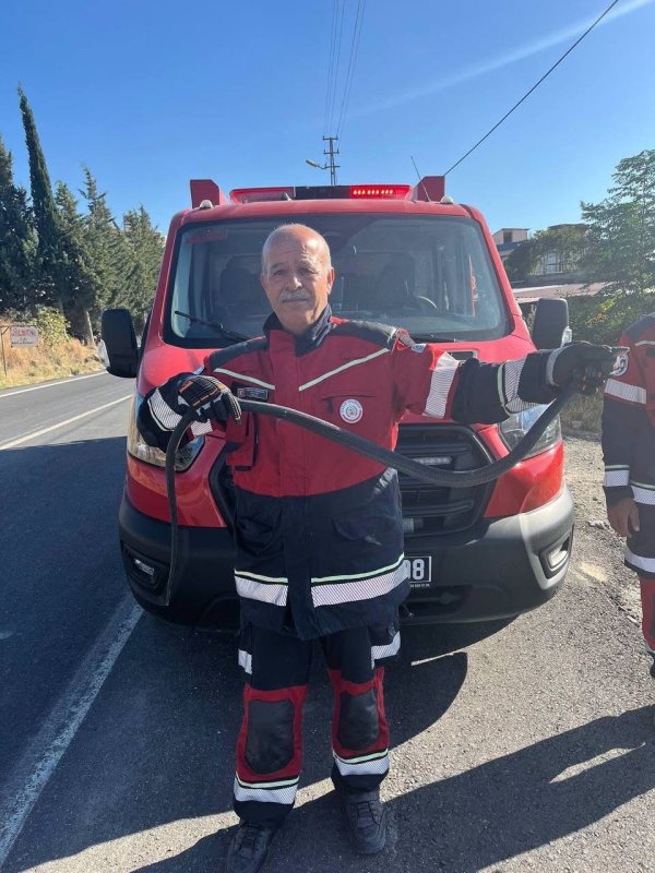 Vatandaşları tedirgin eden 1 buçuk metre yılanı itfaiye yakaladı (Fotoğraflı) Ahmet Arslan HATAY (İHA) - Hatay’da bir evin bahçesinde görülen ve demir profil içerisine saklanan yaklaşık 1 buçuk metre boyundaki karayılan, itfaiye ekipleri tarafından yakalanarak doğaya bırakıldı. Samandağ ilçesinin Karaçay Mahallesi’nde evin bahçesinde yılan gören vatandaşlar durumu itfaiye ekiplerine bildirdi. İhbar üzerine bölgeye giden itfaiye ekipleri yılanı yakalamak için çalışma başlattı. Çalışmalar esnasında yılan, demir profilin içerisine kaçtı. Karayılan, itfaiye personeli tarafından güvenlik önlemi alınarak eldivenle elle yakalandı. Görüntüyü çeken vatandaşı korkutan karayılanın yakalandığı anlar kameraya yansıdı. Zarar verilmeden yakalanan yılan, doğal yaşam alanına bırakıldı.