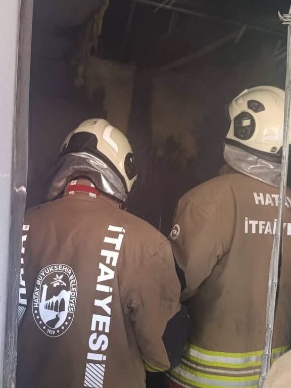 Antakya’da konteyner yangını kısa sürede söndürüldü (Fotoğraflı) İlayda Korkmaz HATAY (İHA) - Hatay'da konteynerde çıkan yangın, ekiplerin hızlı müdahalesiyle kısa sürede kontrol altına alındı. Yangının ardından bölgede soğutma çalışması yapılırken, gerekli emniyet tedbirleri de alındı. Edinilen bilgiye göre, Antakya içesi Alaattin Mahallesi’nde bulunan bir konteynerde henüz belirlenemeyen bir nedenle yangın çıktı. Yangının fark edilmesinin ardından bölgeye ekipler sevk edildi. Ekiplerin müdahalesiyle alevler kısa sürede kontrol altına alınarak yangının büyümesinin önüne geçildi. Yangının kontrol altına alınmasının ardından konteyner ve çevresinde soğutma çalışması gerçekleştirildi.