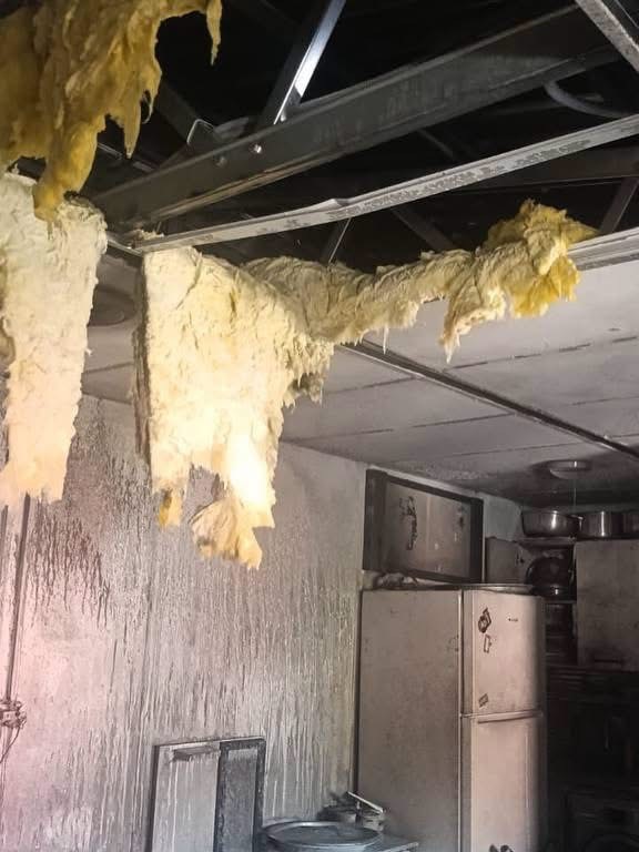 Antakya’da konteyner yangını kısa sürede söndürüldü (Fotoğraflı) İlayda Korkmaz HATAY (İHA) - Hatay'da konteynerde çıkan yangın, ekiplerin hızlı müdahalesiyle kısa sürede kontrol altına alındı. Yangının ardından bölgede soğutma çalışması yapılırken, gerekli emniyet tedbirleri de alındı. Edinilen bilgiye göre, Antakya içesi Alaattin Mahallesi’nde bulunan bir konteynerde henüz belirlenemeyen bir nedenle yangın çıktı. Yangının fark edilmesinin ardından bölgeye ekipler sevk edildi. Ekiplerin müdahalesiyle alevler kısa sürede kontrol altına alınarak yangının büyümesinin önüne geçildi. Yangının kontrol altına alınmasının ardından konteyner ve çevresinde soğutma çalışması gerçekleştirildi.