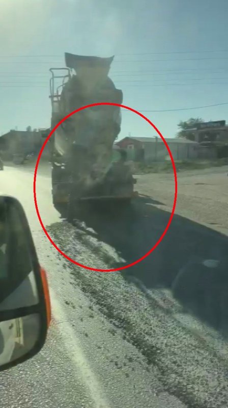 Yola beton dökerek ilerleyen miksere 191 bin TL ceza (Fotoğraflı) İlayda Korkmaz HATAY (İHA) - Hatay'ın Samandağ ilçesinde yola beton dökerek çevreyi kirleten beton mikseri sürücüsüne zabıta ekipleri 191 bin 867 TL idari para cezası uyguladı. Samandağ ilçesi Samandağ - Antakya çevre yolu üzerinde seyir halinde olan mikser, yola beton dökerek ilerledi. Yola beton dökerek ilerleyen mikserin o anları cep telefonu kamerasına yansıdı. Zabıta ekiplerinin çalışmalarının ardından çevreyi kirleterek yola beton döken mikser sürücüsü vatandaşların ihbarı üzerine tespit edildi. Samandağ Belediyesi zabıta ekipleri, sürücüye 191 bin 867 TL idari para cezası uyguladı. Samandağ Belediyesi; yolların temizliği, kamu düzeni ve çevre sağlığını tehdit eden sorumsuz davranışlara karşı denetimlerin tavizsiz şekilde süreceğini vurguladı. Devlet tarafından yapılan yeni yollara mikserlerden dökülen betonların zarar verdiğini ifade eden Mehmet Şirin isimli vatandaş, "Mikserden yola dökülen betonlardan dolayı özellikle virajlarda veya normal yolda bir anda önümüze çıkan pürüzler nedeniyle motosiklet sürücüleri olarak çok sorun yaşıyoruz. Aniden önümüze çıkan bu beton parçaları düşmemize bile sebep oluyor. Ben birkaç defa düştüm. Araçlar da özellikle virajlarda çok büyük sorun yaşıyor. Beton taşıyan mikserlerin sürücülerinden, araçlarının bakımını ciddi bir şekilde yaptırmaları. Çünkü hem yollarımız kötü hale geliyor hem de güvenliğimizi tehlikeye atıyor. Kasıtlı olarak sulara, çevreye veya yollara beton dökenleri Allah’a havale ediyoruz. Yepyeni yollar yapılıyor. Bakıyoruz, üzerinde betonlar yapışmış. Zıplaya zıplaya gidiyoruz. Devletimiz o kadar para harcayıp çok kaliteli yollar yapıyor, daha sonra dökülen betonlar yolları mahvediyor. Dediğim gibi, araçlar kaza riskiyle karşılaşıyor ve kayma riskimiz çok yüksek. Emniyet tedbirlerinin de çok acil şekilde alınmasını istiyoruz. Elbette kimsenin ceza yemesini istemiyoruz ama bu şekilde beton döküldüğü zaman da en ağır cezaların uygulanmasını istiyoruz" ifadelerini kullandı.