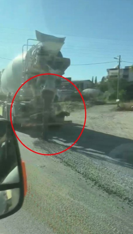 Yola beton dökerek ilerleyen miksere 191 bin TL ceza (Fotoğraflı) İlayda Korkmaz HATAY (İHA) - Hatay'ın Samandağ ilçesinde yola beton dökerek çevreyi kirleten beton mikseri sürücüsüne zabıta ekipleri 191 bin 867 TL idari para cezası uyguladı. Samandağ ilçesi Samandağ - Antakya çevre yolu üzerinde seyir halinde olan mikser, yola beton dökerek ilerledi. Yola beton dökerek ilerleyen mikserin o anları cep telefonu kamerasına yansıdı. Zabıta ekiplerinin çalışmalarının ardından çevreyi kirleterek yola beton döken mikser sürücüsü vatandaşların ihbarı üzerine tespit edildi. Samandağ Belediyesi zabıta ekipleri, sürücüye 191 bin 867 TL idari para cezası uyguladı. Samandağ Belediyesi; yolların temizliği, kamu düzeni ve çevre sağlığını tehdit eden sorumsuz davranışlara karşı denetimlerin tavizsiz şekilde süreceğini vurguladı. Devlet tarafından yapılan yeni yollara mikserlerden dökülen betonların zarar verdiğini ifade eden Mehmet Şirin isimli vatandaş, "Mikserden yola dökülen betonlardan dolayı özellikle virajlarda veya normal yolda bir anda önümüze çıkan pürüzler nedeniyle motosiklet sürücüleri olarak çok sorun yaşıyoruz. Aniden önümüze çıkan bu beton parçaları düşmemize bile sebep oluyor. Ben birkaç defa düştüm. Araçlar da özellikle virajlarda çok büyük sorun yaşıyor. Beton taşıyan mikserlerin sürücülerinden, araçlarının bakımını ciddi bir şekilde yaptırmaları. Çünkü hem yollarımız kötü hale geliyor hem de güvenliğimizi tehlikeye atıyor. Kasıtlı olarak sulara, çevreye veya yollara beton dökenleri Allah’a havale ediyoruz. Yepyeni yollar yapılıyor. Bakıyoruz, üzerinde betonlar yapışmış. Zıplaya zıplaya gidiyoruz. Devletimiz o kadar para harcayıp çok kaliteli yollar yapıyor, daha sonra dökülen betonlar yolları mahvediyor. Dediğim gibi, araçlar kaza riskiyle karşılaşıyor ve kayma riskimiz çok yüksek. Emniyet tedbirlerinin de çok acil şekilde alınmasını istiyoruz. Elbette kimsenin ceza yemesini istemiyoruz ama bu şekilde beton döküldüğü zaman da en ağır cezaların uygulanmasını istiyoruz" ifadelerini kullandı.