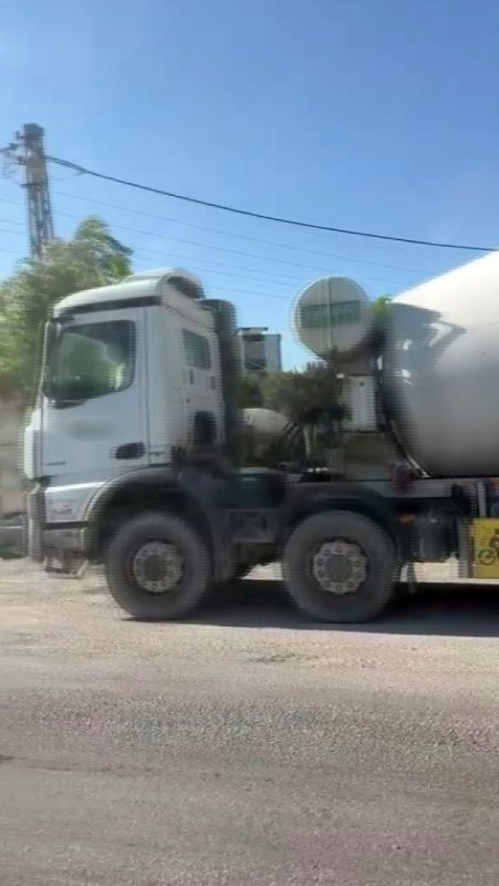 Yola beton dökerek ilerleyen miksere 191 bin TL ceza (Fotoğraflı) İlayda Korkmaz HATAY (İHA) - Hatay'ın Samandağ ilçesinde yola beton dökerek çevreyi kirleten beton mikseri sürücüsüne zabıta ekipleri 191 bin 867 TL idari para cezası uyguladı. Samandağ ilçesi Samandağ - Antakya çevre yolu üzerinde seyir halinde olan mikser, yola beton dökerek ilerledi. Yola beton dökerek ilerleyen mikserin o anları cep telefonu kamerasına yansıdı. Zabıta ekiplerinin çalışmalarının ardından çevreyi kirleterek yola beton döken mikser sürücüsü vatandaşların ihbarı üzerine tespit edildi. Samandağ Belediyesi zabıta ekipleri, sürücüye 191 bin 867 TL idari para cezası uyguladı. Samandağ Belediyesi; yolların temizliği, kamu düzeni ve çevre sağlığını tehdit eden sorumsuz davranışlara karşı denetimlerin tavizsiz şekilde süreceğini vurguladı. Devlet tarafından yapılan yeni yollara mikserlerden dökülen betonların zarar verdiğini ifade eden Mehmet Şirin isimli vatandaş, "Mikserden yola dökülen betonlardan dolayı özellikle virajlarda veya normal yolda bir anda önümüze çıkan pürüzler nedeniyle motosiklet sürücüleri olarak çok sorun yaşıyoruz. Aniden önümüze çıkan bu beton parçaları düşmemize bile sebep oluyor. Ben birkaç defa düştüm. Araçlar da özellikle virajlarda çok büyük sorun yaşıyor. Beton taşıyan mikserlerin sürücülerinden, araçlarının bakımını ciddi bir şekilde yaptırmaları. Çünkü hem yollarımız kötü hale geliyor hem de güvenliğimizi tehlikeye atıyor. Kasıtlı olarak sulara, çevreye veya yollara beton dökenleri Allah’a havale ediyoruz. Yepyeni yollar yapılıyor. Bakıyoruz, üzerinde betonlar yapışmış. Zıplaya zıplaya gidiyoruz. Devletimiz o kadar para harcayıp çok kaliteli yollar yapıyor, daha sonra dökülen betonlar yolları mahvediyor. Dediğim gibi, araçlar kaza riskiyle karşılaşıyor ve kayma riskimiz çok yüksek. Emniyet tedbirlerinin de çok acil şekilde alınmasını istiyoruz. Elbette kimsenin ceza yemesini istemiyoruz ama bu şekilde beton döküldüğü zaman da en ağır cezaların uygulanmasını istiyoruz" ifadelerini kullandı.
