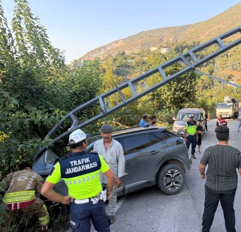 İskenderun’da elektrik direğine çarpan otomobilin sürücüsü yaralandı  (Fotoğraflı)  İlayda Korkmaz HATAY (İHA) - Hatay’ın İskenderun ilçesinde sürücüsünün kontrolünü kaybetmesiyle elektrik direğine çarpan otomobilin sürücüsü yaralandı.  Sakıt mevkiinde seyir halinde olan otomobil, kontrolden çıkarak yol kenarındaki elektrik direğine çarptı. Kazanın ardından ekipler bölgeye yönlendirilerek olay yerinde çalışma başlattı. Yaralı sürücü itfaiye tarafından kurtarılarak sağlık ekiplerine teslim edildi. Kaza nedeniyle bölgede güvenliğin sağlanması amacıyla gerekli emniyet tedbirleri alındı. Yaralı sürücünün sağlık durumunun iyi olduğu öğrenildi.