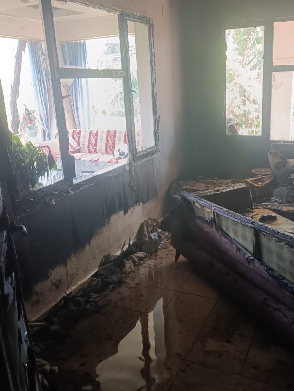 Erzin’de 2 katlı evde çıkan yangın büyümeden söndürüldü (Fotoğraflı) Mehmet URas HATAY (İHA) - Hatay'ın Erzin ilçesinde 2 katlı evin üst katında çıkan yangın, ekiplerin hızlı müdahalesiyle kısa sürede kontrol altına alındı. Edinilen bilgiye göre; Erzin ilçesi Mustafalı Mahallesi’nde bulunan 2 katlı evde belirlenemeyen bir nedenle yangın çıktı. Yangının fark edilmesinin ardından bölgeye ekipler sevk edilerek müdahale çalışması başlatıldı. Ekiplerin hızlı müdahalesiyle alevler kısa sürede kontrol altına alınarak yangının büyümesinin önüne geçildi. Yangında; yaralanma ve can kaybı yaşanmadığı öğrenildi. Yangının ardından ekipler tarafından bölgede gerekli emniyet tedbirleri alınırken, yangında ev zarar gördü.