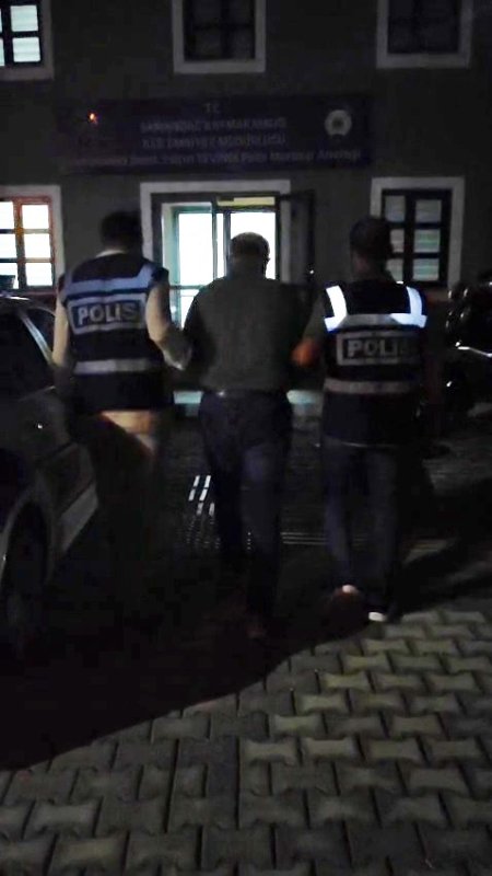 Köpeği silahla vurdu, fareyi vurmak isterken köpeği yanlışlıkla vurduğunu söyleyerek kendini savundu  (Fotoğraflı)  Ramazan İlın HATAY (İHA) - Hatay'da sokak köpeğini tüfekle vurarak yaralayan şahıs polis ekiplerinin çalışmasıyla yakalandı. Polis ekiplerinin merhametiyle yaşama tutundurulan köpeği vuran şahsın, fareyi vurmak isterken köpeği yanlışlıkla vurduğunu söylediği öğrenildi. Olay, Samandağ ilçesi Atatürk Mahallesi'nde meydana geldi. Devriye görevi yapan polis ekipleri, yol kenarında yaralı halde yatan sokak köpeğini fark etti. Yaralı köpeğin durumunu kontrol eden polis ekipleri, köpeğin silahla vurulduğunu belirledi. Polis ekipleri silahla vurulan köpeği, tedavi edilmesi için veterinere götürdü. Köpeği silahla yaralayan şüphelinin bulunması için yapılan kamera incelemeleri ve saha çalışmaları neticesinde; şahsın G.B. olduğu tespit edildi. Şahıs, olayda kullandığı tek kırma tüfek ve 2 adet tüfek fişeği ile birlikte yakalandı. Şüpheli şahıs hakkında 5199 sayılı Hayvanları Koruma Kanununa Muhalefet suçundan gerekli yasal işlemlere başlandığı öğrenilirken, G.B.'nin fareyi vurmak isterken sokak köpeğini yanlışlıkla vurduğunu söylediği öğrenildi. Öte yandan, olayda yaralanan köpeğe sahip çıkan polis ekiplerinin merhametiyse yürekleri ısıttı.
