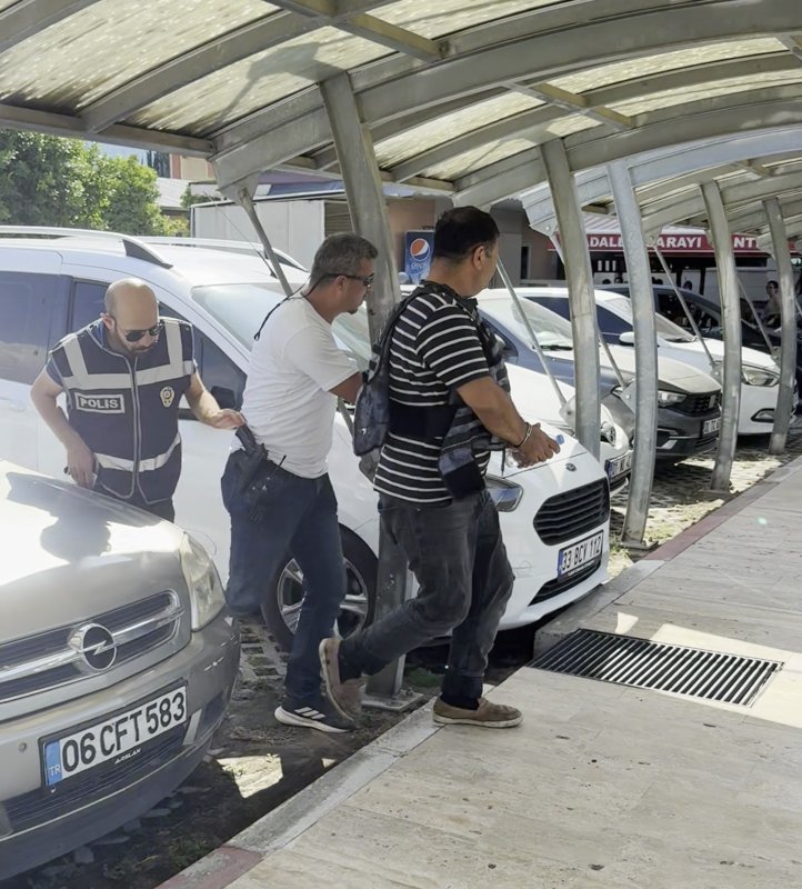Boşanma aşamasındaki karısını öldüren şahıs tutuklandı (Fotoğraflı) Ferit Savaş HATAY (İHA) - Hatay'da 2 çocuğunun annesi olan boşanma aşamasındaki eşini yaşadığı tartışma sonrası tüfekle vurarak öldüren şahıs, çıkarıldığı mahkemece tutuklandı. Olay, 20 Eylül günü akşam saatlerinde Payas ilçesi Yenişehir Mahallesi’nde yaşandı. Edinilen bilgilere göre; 54 yaşındaki K.Ç., 2 çocuğunun annesi 47 yaşındaki eşi Emine Çil’i pompalı tüfekle vurarak öldürdü. Olayın faili K.Ç. polis ekipleri tarafından silahla birlikte yakalandı. Şahsın emniyetteki ilk ifadesinde boşanma aşamasındaki eşiyle tartışma esnasında sinirlenerek olayı gerçekleştirdiğini söylediği öğrenildi. Şahıs, emniyetteki işlemlerinin ardından polis ekipleri tarafından çelik yelekli olarak güvenlik önlemleri altında adliyeye sevk edildi. K.Ç., çıkarıldığı adli mercilerce tutuklanarak cezaevine sevk edildi.