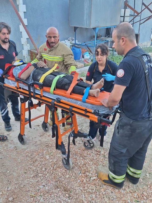 Altınözü’nde devrilen traktörün altında kalan 3 kişi yaralandı (Fotoğraflı) İlayda Korkmaz HATAY (İHA) - Hatay’ın Altınözü ilçesinde devrilen traktörün altında kalarak ezilen 3 kişi yaralandı. Kaza; Altınözü ilçesi Atayurdu Mahallesi'nde yaşandı. Traktörün devrilmesi sonucu yaşanan kazada 3 kişi altta kalarak yaralandı. Kazanın ardından ekipler bölgeye sevk edilerek kurtarma çalışması başlattı. Ekiplerin hızlı müdahalesiyle traktörün altında kalan 3 kişi bulunduğu yerden çıkarıldı ve kazada yaralanan vatandaşlar sağlık ekiplerine teslim edildi. Kaza nedeniyle bölgede gerekli emniyet tedbirleri sağlandı. Yaralıların sağlık ekiplerine teslim edilmesinin ardından olay yerindeki çalışmalar sürdürüldü.