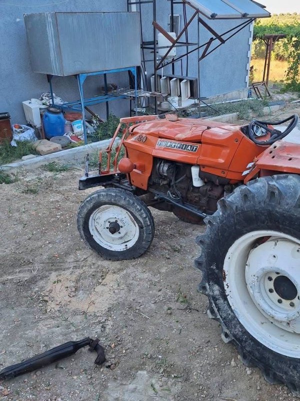 Altınözü’nde devrilen traktörün altında kalan 3 kişi yaralandı (Fotoğraflı) İlayda Korkmaz HATAY (İHA) - Hatay’ın Altınözü ilçesinde devrilen traktörün altında kalarak ezilen 3 kişi yaralandı. Kaza; Altınözü ilçesi Atayurdu Mahallesi'nde yaşandı. Traktörün devrilmesi sonucu yaşanan kazada 3 kişi altta kalarak yaralandı. Kazanın ardından ekipler bölgeye sevk edilerek kurtarma çalışması başlattı. Ekiplerin hızlı müdahalesiyle traktörün altında kalan 3 kişi bulunduğu yerden çıkarıldı ve kazada yaralanan vatandaşlar sağlık ekiplerine teslim edildi. Kaza nedeniyle bölgede gerekli emniyet tedbirleri sağlandı. Yaralıların sağlık ekiplerine teslim edilmesinin ardından olay yerindeki çalışmalar sürdürüldü.