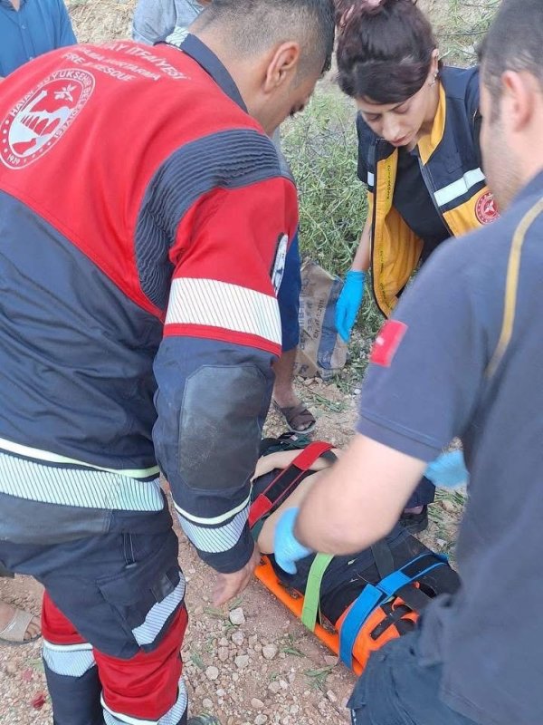 Altınözü’nde devrilen traktörün altında kalan 3 kişi yaralandı (Fotoğraflı) İlayda Korkmaz HATAY (İHA) - Hatay’ın Altınözü ilçesinde devrilen traktörün altında kalarak ezilen 3 kişi yaralandı. Kaza; Altınözü ilçesi Atayurdu Mahallesi'nde yaşandı. Traktörün devrilmesi sonucu yaşanan kazada 3 kişi altta kalarak yaralandı. Kazanın ardından ekipler bölgeye sevk edilerek kurtarma çalışması başlattı. Ekiplerin hızlı müdahalesiyle traktörün altında kalan 3 kişi bulunduğu yerden çıkarıldı ve kazada yaralanan vatandaşlar sağlık ekiplerine teslim edildi. Kaza nedeniyle bölgede gerekli emniyet tedbirleri sağlandı. Yaralıların sağlık ekiplerine teslim edilmesinin ardından olay yerindeki çalışmalar sürdürüldü.
