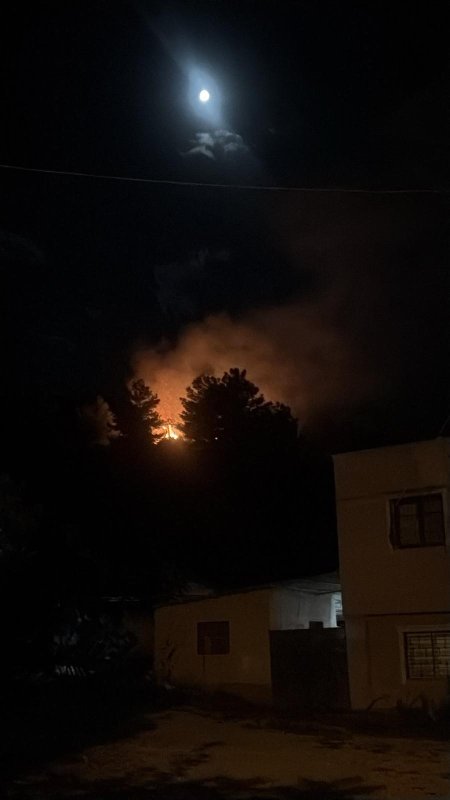 Havai fişeğin düştüğü ormanlık alandan alevler yükseldi (Fotoğraflı) Neslihan Zerenli HATAY (İHA) - Hatay'da ilk belirlemelere göre havai fişeğin isabet ettiği ormanlık alanda yangın çıktı. Alevler, itfaiye ve Orman Bölge Müdürlüğü ekipleri tarafından büyümeden kontrol altına alındı. Yangın, Arsuz ilçesi Hüyük Mahallesi'nde ormanlık alanda meydana geldi. Alevlerin fark edilmesi üzerine bölgeye itfaiye ve Orman Bölge Müdürlüğü ekipleri sevk edildi. Alevler, ekiplerin hızlı ve koordineli müdahalesiyle geniş bir alana sirayet etmeden kontrol altına alındı. Yangında ormanlık alan zarar görürken, soğutma çalışmasının devam ettiği öğrenildi. İlk belirlemelere göre yangına vatandaşlar tarafından atılan havai fişeğin neden olduğu ve jandarma ekiplerinin konuyla ilgili çalışma başlattığı öğrenildi.