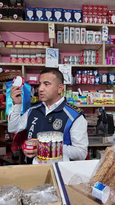 Okul çevresindeki iş yerinde son kullanma tarihi geçmiş ürün satan marketçi kendini "yeni bitmiş" diyerek savundu (Fotoğraflı) Esma Kural HATAY (İHA) - Hatay'da zabıta ekipleri tarafından okul çevresindeki işletmelere yönelik gerçekleştirilen gıda denetiminde çok sayıda son kullanma tarihi geçmiş ürün ele geçirildi. İşletme sahibinin, son kullanma tarihinin üzerinden 21 gün geçen ürünü raftan kaldırmamasını "yeni bitmiş" diyerek savunması üzerine zabıta ekipleri duruma tepki gösterdi. Dörtyol ilçesinde zabıta ekipleri, öğrencilerin sağlığını korumak amacıyla okul çevrelerinde gıda satışı yapan işletmeleri denetledi. Dörtyol Belediyesi Zabıta Müdürlüğü ekiplerince gerçekleştirilen denetimlerde işletmelerin hijyen şartları, ürünlerin son kullanma tarihleri, saklama şartları ve genel temizlik kurallarına uygunluğu kontrol edildi. Öğrencilerin sağlıklı ve güvenilir gıdaya ulaşması amacıyla yürütülen denetimlerin okul çevrelerinde aralıksız devam edeceği bildirildi. Denetimler esnasında alışveriş yapan çocukların zabıta ekiplerine, "Biz güvendiğimiz için alıyoruz" sözleri dikkat çekti. Öte yandan, son kullanma tarihinin üzerinden 21 gün geçen peyniri rafta bulunduran ve satmaya devam eden esnafın, kendisini "yeni bitmiş" diyerek savunması zabıta ekiplerinin tepkisine neden oldu. "Son kullanma tarihi geçmiş süt ürünü ve üzerinden 21 gün geçmiş" Dörtyol Belediyesi Zabıta Müdürü Ali Avan, son kullanma tarihi geçmiş ürünlere imha edilmek üzere el koyduklarını belirterek, "Çocuklar okuldan çıkar çıkmaz gelip buradan alışveriş yapıyorlar. Bunların son kullanma tarihlerinin hepsi geçmiş. Bunları da kontrol etmiyor musunuz? Aldığınız her ürünün son kullanma tarihine bakın çocuklar. Güven kontrole mani değildir. Dolabı boşalttık, bunları imha edeceğiz. Biz bu ürünlere dikkat etmezsek çocuklar onlara dikkat etmezler, bunlara biz dikkat edeceğiz. Son kullanma tarihi geçmiş süt ürünü ve üzerinden 21 gün geçmiş. Nasıl 'yeni bitmiş' diyorsunuz? Tek sigara satışı yapıp çocukları zehirlemeyelim" dedi.