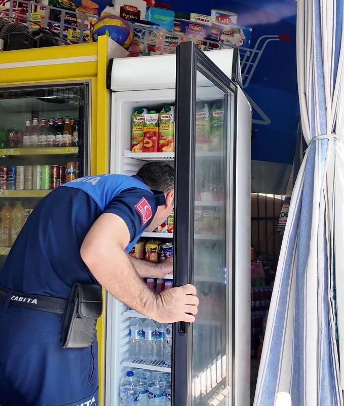 Okul çevresindeki iş yerinde son kullanma tarihi geçmiş ürün satan marketçi kendini "yeni bitmiş" diyerek savundu (Fotoğraflı) Esma Kural HATAY (İHA) - Hatay'da zabıta ekipleri tarafından okul çevresindeki işletmelere yönelik gerçekleştirilen gıda denetiminde çok sayıda son kullanma tarihi geçmiş ürün ele geçirildi. İşletme sahibinin, son kullanma tarihinin üzerinden 21 gün geçen ürünü raftan kaldırmamasını "yeni bitmiş" diyerek savunması üzerine zabıta ekipleri duruma tepki gösterdi. Dörtyol ilçesinde zabıta ekipleri, öğrencilerin sağlığını korumak amacıyla okul çevrelerinde gıda satışı yapan işletmeleri denetledi. Dörtyol Belediyesi Zabıta Müdürlüğü ekiplerince gerçekleştirilen denetimlerde işletmelerin hijyen şartları, ürünlerin son kullanma tarihleri, saklama şartları ve genel temizlik kurallarına uygunluğu kontrol edildi. Öğrencilerin sağlıklı ve güvenilir gıdaya ulaşması amacıyla yürütülen denetimlerin okul çevrelerinde aralıksız devam edeceği bildirildi. Denetimler esnasında alışveriş yapan çocukların zabıta ekiplerine, "Biz güvendiğimiz için alıyoruz" sözleri dikkat çekti. Öte yandan, son kullanma tarihinin üzerinden 21 gün geçen peyniri rafta bulunduran ve satmaya devam eden esnafın, kendisini "yeni bitmiş" diyerek savunması zabıta ekiplerinin tepkisine neden oldu. "Son kullanma tarihi geçmiş süt ürünü ve üzerinden 21 gün geçmiş" Dörtyol Belediyesi Zabıta Müdürü Ali Avan, son kullanma tarihi geçmiş ürünlere imha edilmek üzere el koyduklarını belirterek, "Çocuklar okuldan çıkar çıkmaz gelip buradan alışveriş yapıyorlar. Bunların son kullanma tarihlerinin hepsi geçmiş. Bunları da kontrol etmiyor musunuz? Aldığınız her ürünün son kullanma tarihine bakın çocuklar. Güven kontrole mani değildir. Dolabı boşalttık, bunları imha edeceğiz. Biz bu ürünlere dikkat etmezsek çocuklar onlara dikkat etmezler, bunlara biz dikkat edeceğiz. Son kullanma tarihi geçmiş süt ürünü ve üzerinden 21 gün geçmiş. Nasıl 'yeni bitmiş' diyorsunuz? Tek sigara satışı yapıp çocukları zehirlemeyelim" dedi.