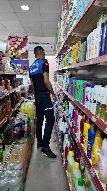 Okul çevresindeki iş yerinde son kullanma tarihi geçmiş ürün satan marketçi kendini "yeni bitmiş" diyerek savundu (Fotoğraflı) Esma Kural HATAY (İHA) - Hatay'da zabıta ekipleri tarafından okul çevresindeki işletmelere yönelik gerçekleştirilen gıda denetiminde çok sayıda son kullanma tarihi geçmiş ürün ele geçirildi. İşletme sahibinin, son kullanma tarihinin üzerinden 21 gün geçen ürünü raftan kaldırmamasını "yeni bitmiş" diyerek savunması üzerine zabıta ekipleri duruma tepki gösterdi. Dörtyol ilçesinde zabıta ekipleri, öğrencilerin sağlığını korumak amacıyla okul çevrelerinde gıda satışı yapan işletmeleri denetledi. Dörtyol Belediyesi Zabıta Müdürlüğü ekiplerince gerçekleştirilen denetimlerde işletmelerin hijyen şartları, ürünlerin son kullanma tarihleri, saklama şartları ve genel temizlik kurallarına uygunluğu kontrol edildi. Öğrencilerin sağlıklı ve güvenilir gıdaya ulaşması amacıyla yürütülen denetimlerin okul çevrelerinde aralıksız devam edeceği bildirildi. Denetimler esnasında alışveriş yapan çocukların zabıta ekiplerine, "Biz güvendiğimiz için alıyoruz" sözleri dikkat çekti. Öte yandan, son kullanma tarihinin üzerinden 21 gün geçen peyniri rafta bulunduran ve satmaya devam eden esnafın, kendisini "yeni bitmiş" diyerek savunması zabıta ekiplerinin tepkisine neden oldu. "Son kullanma tarihi geçmiş süt ürünü ve üzerinden 21 gün geçmiş" Dörtyol Belediyesi Zabıta Müdürü Ali Avan, son kullanma tarihi geçmiş ürünlere imha edilmek üzere el koyduklarını belirterek, "Çocuklar okuldan çıkar çıkmaz gelip buradan alışveriş yapıyorlar. Bunların son kullanma tarihlerinin hepsi geçmiş. Bunları da kontrol etmiyor musunuz? Aldığınız her ürünün son kullanma tarihine bakın çocuklar. Güven kontrole mani değildir. Dolabı boşalttık, bunları imha edeceğiz. Biz bu ürünlere dikkat etmezsek çocuklar onlara dikkat etmezler, bunlara biz dikkat edeceğiz. Son kullanma tarihi geçmiş süt ürünü ve üzerinden 21 gün geçmiş. Nasıl 'yeni bitmiş' diyorsunuz? Tek sigara satışı yapıp çocukları zehirlemeyelim" dedi.