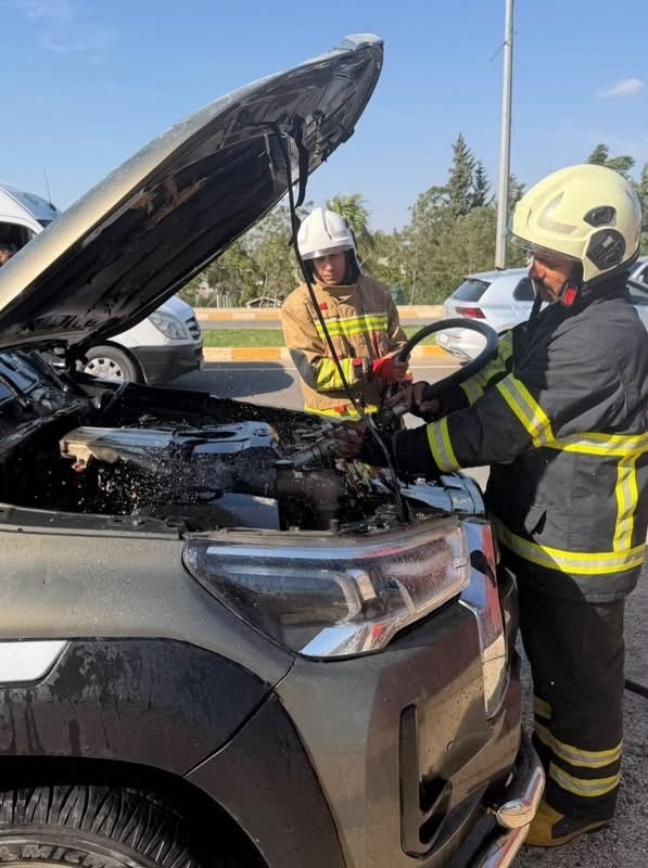 Reyhanlı’da araç yangını büyümeden söndürüldü (Fotoğraflı) İlayda Korkmaz HATAY (İHA) - Hatay’ın Reyhanlı ilçesinde yaşanan araç yangını ekiplerin müdahalesiyle kısa sürede kontrol altına alındı. Yenişehir Mahallesi’nde meydana gelen araç yangınına ekipler tarafından müdahale edildi. Yangının büyümeden kontrol altına alınmasının ardından bölgede soğutma çalışması gerçekleştirildi. Ekipler tarafından yangın sonrası gerekli güvenlik tedbirleri alınırken, soğutma çalışmalarının tamamlanmasıyla olayla ilgili müdahale sona erdi.
