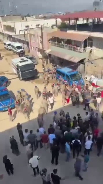 Kaçak elektriğe müdahaleye giden ekiplere karşı koyan şahıslar mahallenin yolunu kapattı (Fotoğraflı) Ahmet Arslan HATAY (İHA) - Hatay'da kaçak elektrik kullanımının tespit edildiği mahallede cezai işlem uygulayan ekiplere izin vermeyen şahıslar, kortej yaparak elektrik dağıtım şirketi ekiplerinin mahalleye girişine izin vermedi. Kortej oluşturarak yolu kapatan şahıslar ve emniyet güçleri arasında gergin anlar yaşandı. Reyhanlı ilçesi Harran Mahallesi'nde kaçak elektrik kullanımının tespit edilmesi üzerine elektrik dağıtım şirketi ekipleri, bölgeye gelerek kaçak elektrik kullanan abonelere yönelik çalışma başlattı. Kaçak elektrik kullanan abonelere ceza yazılması üzerine şahıslar, yolu kortejle kapatarak ekiplerin mahalleye girişine izin vermedi. Ekipler ve mahalleli arasında gergin anlar yaşanması üzerine bölgede jandarma ekipleri güvenlik önlemi aldı. Jandarma ekiplerine karşı koyan şahısların, elektrik dağıtım şirketi personelinin mahalleye girmesini de engellemeyi sürdürdüğü öğrenildi.