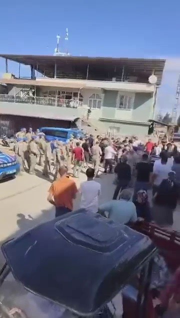 Kaçak elektriğe müdahaleye giden ekiplere karşı koyan şahıslar mahallenin yolunu kapattı