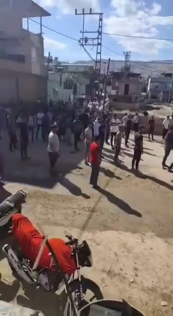 Kaçak elektriğe müdahaleye giden ekiplere karşı koyan şahıslar mahallenin yolunu kapattı