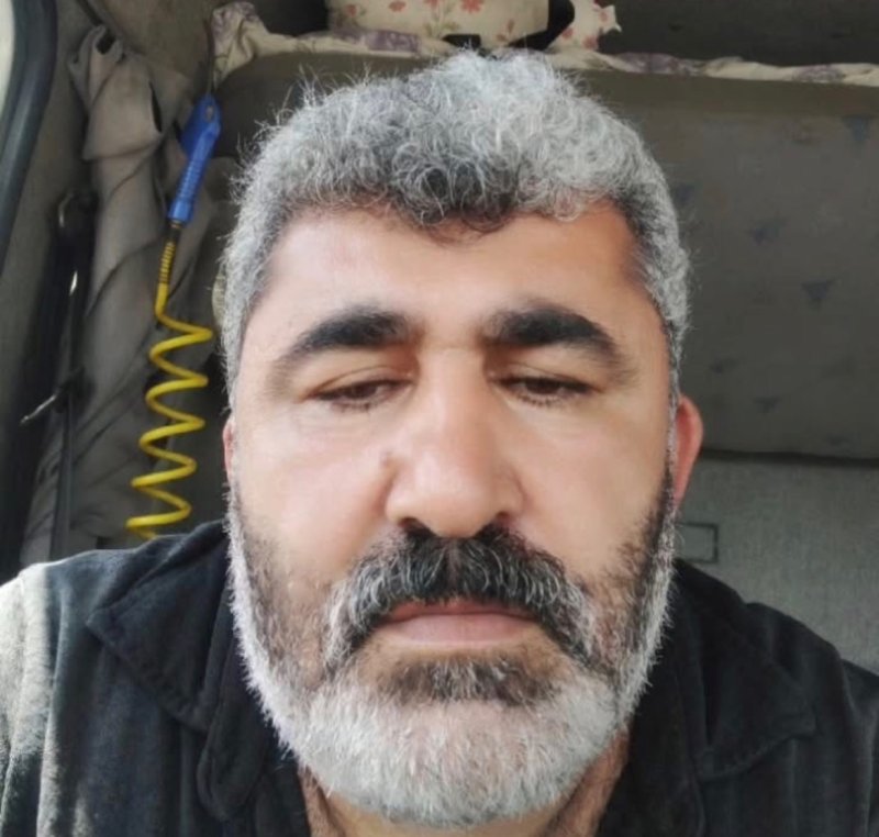 Taş ocağında duvardan devrilen iş makinesindeki işçi öldü (Fotoğraflı) Veysel Korkmaz HATAY (İHA) - Hatay'da Karaköse Madencilik'e ait taş ocağında yaklaşık 6 metre yükseklikteki duvardan devrilen iş makinesinde bulunan işçi hayatını kaybetti. Kaza, Antakya ilçesi Karlısu Mahallesi'nde bulunan Karaköse Madencilik'e ait taş ocağında yaşandı. Santral içerisinde yaklaşık 6 metre yükseklikteki duvardan aşağı uçan iş makinesinin içerisinde bulunan Ömer Bolat, araç içerisinde sıkıştı. İşçi, itfaiye ekipleri tarafından çıkarıldı. Sağlık ekiplerinin olay yerindeki ilk kontrollerinde, Bolat'ın hayatını kaybettiği belirlendi. İşçinin cansız bedeni olay yerindeki ilk müdahalenin ardından cenaze aracıyla morga kaldırıldı. Jandarma ekipleri olayla ilgili inceleme başlattı.