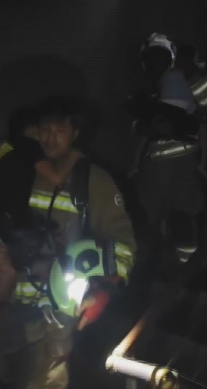 Arsuz’da ev yangını: 2’si çocuk 4 kişi dumandan etkilendi  (Fotoğraflı)  Neslihan Zerenli HATAY (İHA) - Hatay’ın Arsuz ilçesinde bir evde çıkan yangın, itfaiye ekiplerinin müdahalesiyle söndürüldü. Dumandan etkilenen 2’si çocuk 4 kişi hastaneye kaldırıldı. Nardüzü Mahallesi’nde bulunan bir evde henüz bilinmeyen bir nedenle yangın çıktı. Ev sahibinin durumu 112 Acil Çağrı Merkezi’ne bildirmesi üzerine bölgeye itfaiye ekipleri sevk edildi. Kısa sürede olay yerine ulaşan itfaiye ekiplerinin müdahalesiyle yangın söndürüldü. Yangına müdahale sırasında dumandan etkilenen 2’si çocuk 4 kişi, tedbir amacıyla sağlık ekipleri tarafından hastaneye kaldırıldı. Yangının çıkış nedeniyle ilgili inceleme başlatıldı.