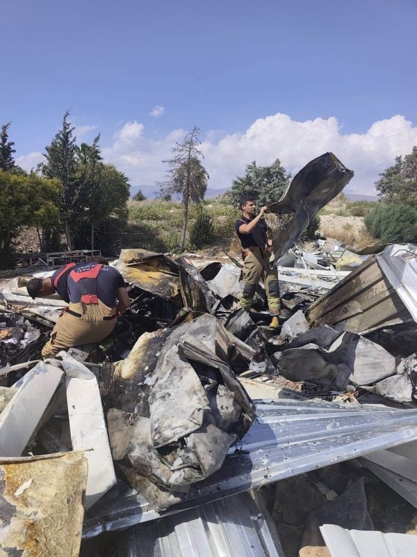 Antakya’da hurdalık alandan alevler yükseldi (Fotoğraflı) İlayda Korkmaz HATAY (İHA) - Hatay’ın Antakya ilçesinde hurdalık ve otluk alanda çıkan yangın, ekiplerin hızlı müdahalesiyle büyümeden kısa sürede kontrol altına alındı. Odabaşı Mahallesi’nde meydana gelen yangına ekipler tarafından müdahale edildi. Çalışmalar sonucunda alevlerin çevreye yayılmasının önüne geçilerek yangın kontrol altına alındı. Yangının kontrol altına alınmasının ardından bölgede soğutma çalışması gerçekleştirildi.