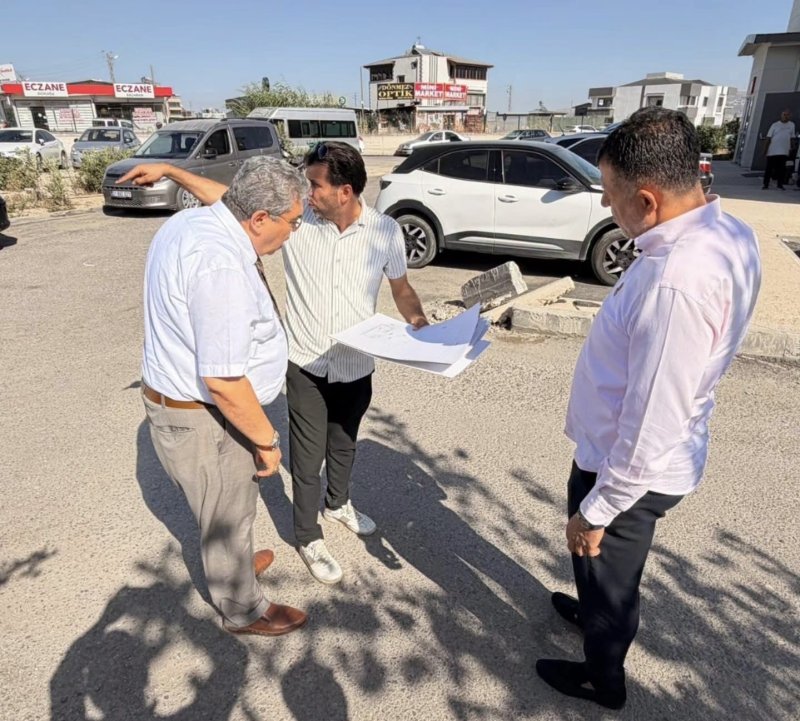 Hatay Eğitim ve Araştırma Hastanesi'ne mescit yapılması planlanıyor (Fotoğraflı) İlayda Korkmaz HATAY (İHA) - Hatay İl Sağlık Müdürü Dr. Sıtkı Sönmez, Eğitim ve Araştırma Hastanesi'nde yapılması planlanan mescit projesi kapsamında hastane alanında incelemelerde bulundu. Gerçekleştirilen incelemede mescidin yapılacağı alan, projenin fiziki planlaması ve yapım sürecine ilişkin değerlendirmeler yapıldı. Projenin hastane bünyesinde hasta, hasta yakını ve sağlık çalışanlarının ibadet ihtiyaçlarına cevap verecek şekilde planlandığı belirtildi. Mescit projesiyle hastanede ibadet ihtiyacının daha uygun şartlarda karşılanması amaçlanırken, proje kapsamında yürütülecek çalışmaların kısa sürede tamamlanarak alanın hizmete sunulması hedefleniyor. İl Sağlık Müdürlüğü tarafından projenin yapım sürecine ilişkin çalışmaların sürdürüleceği bildirildi.