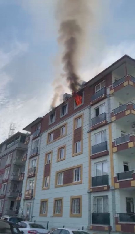 Prizden çıkan yangında 5 kişilik ailenin yaşadığı ev alevlere teslim oldu