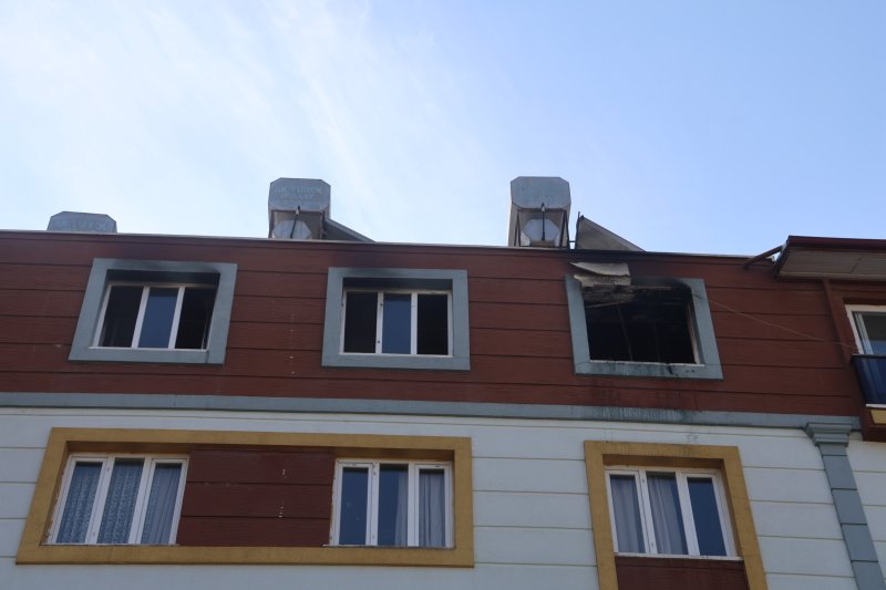 Prizden çıkan yangında 5 kişilik ailenin yaşadığı ev alevlere teslim oldu