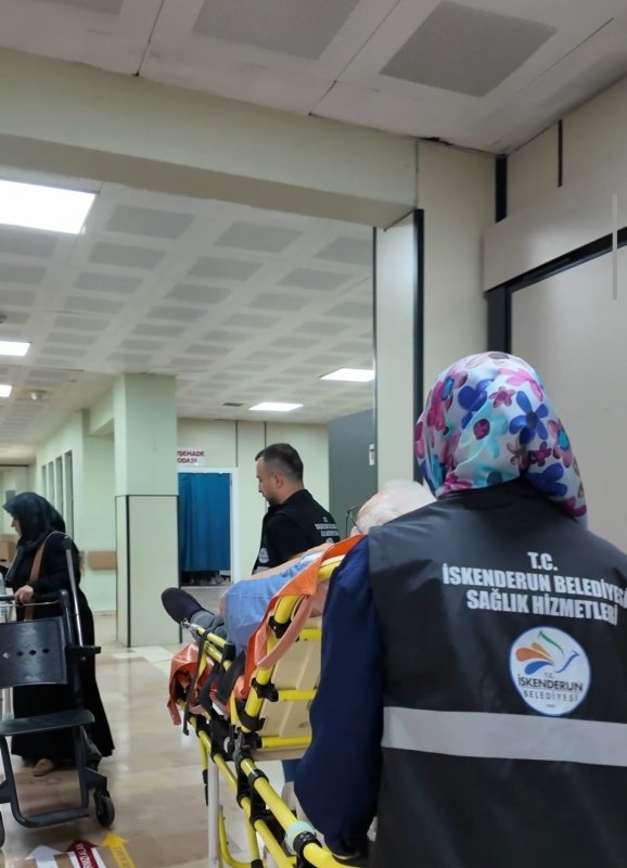 İskenderun Belediyesi evde sağlık hizmetleriyle vatandaşlara destek oluyor  (Fotoğraflı)  Neslihan Zerenli HATAY (İHA) - İskenderun Belediyesi tarafından yürütülen Evde Sağlık Hizmeti kapsamında; yaşlı, hasta, engelli ve sağlık kuruluşlarına ulaşmakta güçlük yaşayan vatandaşların evlerinde tansiyon ve kan şekeri ölçümleri gerçekleştiriliyor.  Belediye ekipleri tarafından vatandaşların evlerinde yapılan ölçümlerle düzenli sağlık takiplerine destek sağlanırken, ihtiyaç duyulan konularda bilgilendirmeler de yapılıyor. Hizmet kapsamında vatandaşların sağlık durumlarının düzenli şekilde takip edilmesine katkı sağlanması amaçlanıyor.  İskenderun Belediyesi tarafından ayrıca hekim tarafından düzenlenmiş "taşınabilir" raporu bulunan vatandaşlara Hasta Nakil Hizmeti sunuluyor. Sağlık kuruluşlarına kendi imkânlarıyla ulaşmakta güçlük yaşayan hastaların nakil işlemleri, belediye ekipleri tarafından gerçekleştiriliyor.  İskenderun Belediye Başkanı Mehmet Dönmez, hizmetlerin özellikle yaşlı, hasta ve ihtiyaç sahibi vatandaşların yaşamını kolaylaştırmaya yönelik sürdürüldüğünü belirtti. Dönmez, ekiplerin evinden çıkmakta güçlük yaşayan vatandaşların tansiyon ve şeker ölçümlerini gerçekleştirdiğini ve sağlık takiplerine destek olduğunu ifade etti.  Evde sağlık ve hasta nakil hizmetlerinin insan odaklı sosyal belediyecilik çalışmaları kapsamında sürdürüldüğü, vatandaşların ihtiyaçlarına yönelik desteklerin devam edeceği bildirildi.
