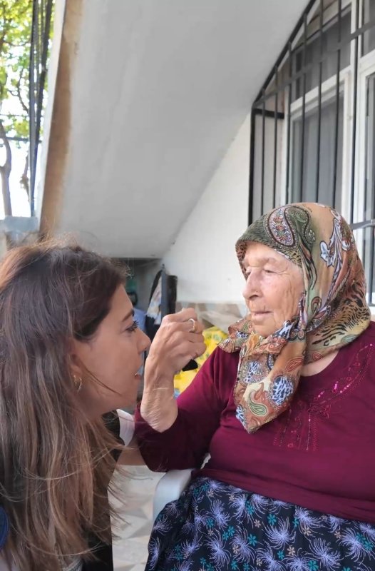 İskenderun Belediyesi evde sağlık hizmetleriyle vatandaşlara destek oluyor  (Fotoğraflı)  Neslihan Zerenli HATAY (İHA) - İskenderun Belediyesi tarafından yürütülen Evde Sağlık Hizmeti kapsamında; yaşlı, hasta, engelli ve sağlık kuruluşlarına ulaşmakta güçlük yaşayan vatandaşların evlerinde tansiyon ve kan şekeri ölçümleri gerçekleştiriliyor.  Belediye ekipleri tarafından vatandaşların evlerinde yapılan ölçümlerle düzenli sağlık takiplerine destek sağlanırken, ihtiyaç duyulan konularda bilgilendirmeler de yapılıyor. Hizmet kapsamında vatandaşların sağlık durumlarının düzenli şekilde takip edilmesine katkı sağlanması amaçlanıyor.  İskenderun Belediyesi tarafından ayrıca hekim tarafından düzenlenmiş "taşınabilir" raporu bulunan vatandaşlara Hasta Nakil Hizmeti sunuluyor. Sağlık kuruluşlarına kendi imkânlarıyla ulaşmakta güçlük yaşayan hastaların nakil işlemleri, belediye ekipleri tarafından gerçekleştiriliyor.  İskenderun Belediye Başkanı Mehmet Dönmez, hizmetlerin özellikle yaşlı, hasta ve ihtiyaç sahibi vatandaşların yaşamını kolaylaştırmaya yönelik sürdürüldüğünü belirtti. Dönmez, ekiplerin evinden çıkmakta güçlük yaşayan vatandaşların tansiyon ve şeker ölçümlerini gerçekleştirdiğini ve sağlık takiplerine destek olduğunu ifade etti.  Evde sağlık ve hasta nakil hizmetlerinin insan odaklı sosyal belediyecilik çalışmaları kapsamında sürdürüldüğü, vatandaşların ihtiyaçlarına yönelik desteklerin devam edeceği bildirildi.