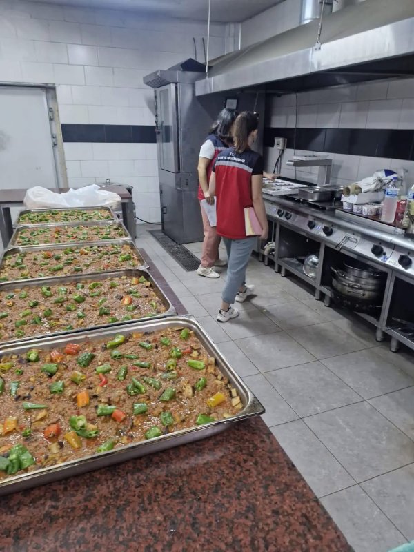 Hatay'da okullarda güvenilir gıda denetimleri sıklaştırıldı (Fotoğraflı) İlayda Korkmaz HATAY (İHA) - Hatay'da 2026-2027 eğitim öğretim yılının başlamasıyla birlikte öğrencilerin güvenilir ve sağlıklı gıdaya ulaşabilmesi amacıyla okul kantinleri ve yemekhanelerindeki resmi gıda denetimleri artırıldı. Hatay İl Tarım ve Orman Müdürlüğü teknik personelleri tarafından gerçekleştirilen kontroller kapsamında okul kantinleri, yemekhaneler ve gıda satış noktaları denetleniyor. Denetimlerde işletmelerin hijyen ve sanitasyon koşulları başta olmak üzere gıda güvenilirliğine ilişkin uygulamaları kontrol ediliyor. Ekipler tarafından gerçekleştirilen kontrollerde ayrıca okul kantinleri ve yemekhanelerde bulunan gıdaların muhafaza koşulları ile son tüketim tarihleri inceleniyor. Satışı yapılan ürünlerin ilgili mevzuata uygunluğu da denetim kapsamında değerlendiriliyor. Yeni eğitim öğretim döneminde sürdürülen denetimlerle öğrencilerin sağlığının korunması ve okullarda güvenilir gıda arzının sağlanması amaçlanıyor.