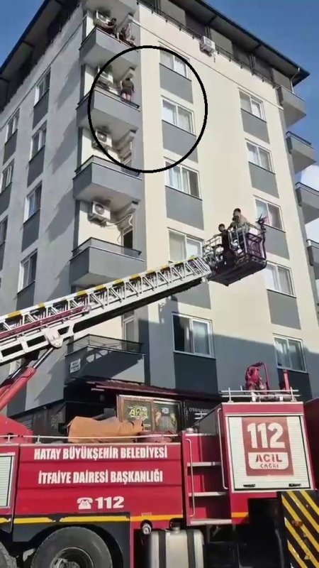 Böcek korkusuyla balkon duvarının üzerine çıkan kadın, ölümle burun buruna geldi (Fotoğraflı) Neslihan Zerenli HATAY (İHA) - Hatay'da balkonda gördüğü böcekten korkarak duvarın üzerine çıkan ve mahsur kalan kadın, itfaiye ekiplerinin merdiven yardımıyla balkona ulaşmasıyla kurtarıldı. Balkonda duvar üzerinde ölümle burun buruna gelen kadının korku dolu anları ve itfaiye ekiplerinin müdahalesiyse kurtarıldığı anlar kameraya yansıdı. Olay; İskenderun ilçesi Dumlupınar Mahallesi'nde bulunan 5 katlı apartmanın 4.katında yaşandı. Apartmanın 4.katında yaşayan kadın, ilaçlama yaptığı esnada balkonda böcek görerek korku içerisinde duvarın üzerine çıktı. Kadının balkonda olduğunu görerek intihar ettiğini düşünen vatandaşlar durumu itfaiye ekiplerine bildirdi. İntihar vakası olarak ihbara çıkan ekipler, olay yerine gittiklerinde kadının böcekten korkarak balkonda mahsur kaldığını fark ettiler. Kadın, itfaiye aracının merdiveniyle mahsur kaldığı yerden kurtarıldı. Olayda herhangi bir olumsuzluk yaşanmazken, duvar üzerinde ölümle burun buruna gelen kadının korku dolu anları ve itfaiye ekiplerinin müdahalesiyse kurtarıldığı anlar kameraya yansıdı.
