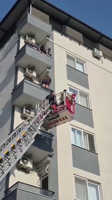 Böcek korkusuyla balkon duvarının üzerine çıkan kadın, ölümle burun buruna geldi (Fotoğraflı) Neslihan Zerenli HATAY (İHA) - Hatay'da balkonda gördüğü böcekten korkarak duvarın üzerine çıkan ve mahsur kalan kadın, itfaiye ekiplerinin merdiven yardımıyla balkona ulaşmasıyla kurtarıldı. Balkonda duvar üzerinde ölümle burun buruna gelen kadının korku dolu anları ve itfaiye ekiplerinin müdahalesiyse kurtarıldığı anlar kameraya yansıdı. Olay; İskenderun ilçesi Dumlupınar Mahallesi'nde bulunan 5 katlı apartmanın 4.katında yaşandı. Apartmanın 4.katında yaşayan kadın, ilaçlama yaptığı esnada balkonda böcek görerek korku içerisinde duvarın üzerine çıktı. Kadının balkonda olduğunu görerek intihar ettiğini düşünen vatandaşlar durumu itfaiye ekiplerine bildirdi. İntihar vakası olarak ihbara çıkan ekipler, olay yerine gittiklerinde kadının böcekten korkarak balkonda mahsur kaldığını fark ettiler. Kadın, itfaiye aracının merdiveniyle mahsur kaldığı yerden kurtarıldı. Olayda herhangi bir olumsuzluk yaşanmazken, duvar üzerinde ölümle burun buruna gelen kadının korku dolu anları ve itfaiye ekiplerinin müdahalesiyse kurtarıldığı anlar kameraya yansıdı.