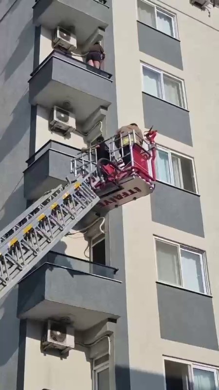 Böcek korkusuyla balkon duvarının üzerine çıkan kadın, ölümle burun buruna geldi (Fotoğraflı) Neslihan Zerenli HATAY (İHA) - Hatay'da balkonda gördüğü böcekten korkarak duvarın üzerine çıkan ve mahsur kalan kadın, itfaiye ekiplerinin merdiven yardımıyla balkona ulaşmasıyla kurtarıldı. Balkonda duvar üzerinde ölümle burun buruna gelen kadının korku dolu anları ve itfaiye ekiplerinin müdahalesiyse kurtarıldığı anlar kameraya yansıdı. Olay; İskenderun ilçesi Dumlupınar Mahallesi'nde bulunan 5 katlı apartmanın 4.katında yaşandı. Apartmanın 4.katında yaşayan kadın, ilaçlama yaptığı esnada balkonda böcek görerek korku içerisinde duvarın üzerine çıktı. Kadının balkonda olduğunu görerek intihar ettiğini düşünen vatandaşlar durumu itfaiye ekiplerine bildirdi. İntihar vakası olarak ihbara çıkan ekipler, olay yerine gittiklerinde kadının böcekten korkarak balkonda mahsur kaldığını fark ettiler. Kadın, itfaiye aracının merdiveniyle mahsur kaldığı yerden kurtarıldı. Olayda herhangi bir olumsuzluk yaşanmazken, duvar üzerinde ölümle burun buruna gelen kadının korku dolu anları ve itfaiye ekiplerinin müdahalesiyse kurtarıldığı anlar kameraya yansıdı.