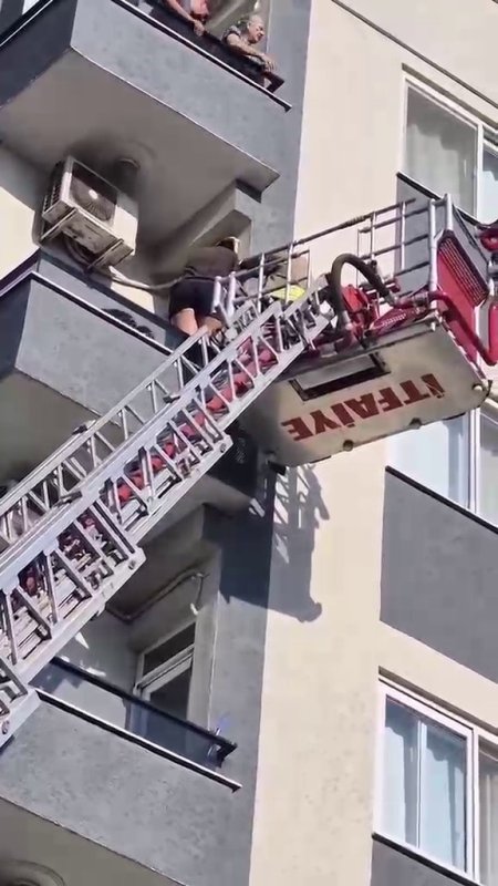 Böcek korkusuyla balkon duvarının üzerine çıkan kadın, ölümle burun buruna geldi (Fotoğraflı) Neslihan Zerenli HATAY (İHA) - Hatay'da balkonda gördüğü böcekten korkarak duvarın üzerine çıkan ve mahsur kalan kadın, itfaiye ekiplerinin merdiven yardımıyla balkona ulaşmasıyla kurtarıldı. Balkonda duvar üzerinde ölümle burun buruna gelen kadının korku dolu anları ve itfaiye ekiplerinin müdahalesiyse kurtarıldığı anlar kameraya yansıdı. Olay; İskenderun ilçesi Dumlupınar Mahallesi'nde bulunan 5 katlı apartmanın 4.katında yaşandı. Apartmanın 4.katında yaşayan kadın, ilaçlama yaptığı esnada balkonda böcek görerek korku içerisinde duvarın üzerine çıktı. Kadının balkonda olduğunu görerek intihar ettiğini düşünen vatandaşlar durumu itfaiye ekiplerine bildirdi. İntihar vakası olarak ihbara çıkan ekipler, olay yerine gittiklerinde kadının böcekten korkarak balkonda mahsur kaldığını fark ettiler. Kadın, itfaiye aracının merdiveniyle mahsur kaldığı yerden kurtarıldı. Olayda herhangi bir olumsuzluk yaşanmazken, duvar üzerinde ölümle burun buruna gelen kadının korku dolu anları ve itfaiye ekiplerinin müdahalesiyse kurtarıldığı anlar kameraya yansıdı.