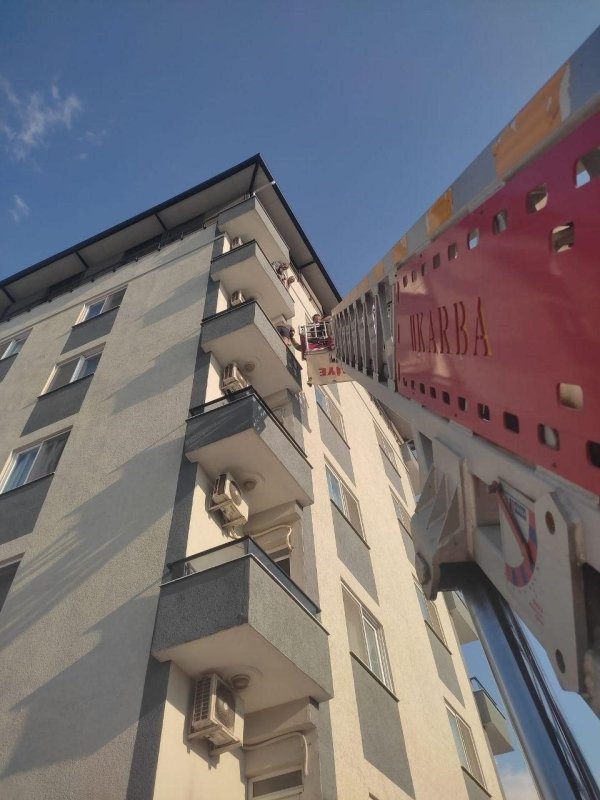 Böcek korkusuyla balkon duvarının üzerine çıkan kadın, ölümle burun buruna geldi (Fotoğraflı) Neslihan Zerenli HATAY (İHA) - Hatay'da balkonda gördüğü böcekten korkarak duvarın üzerine çıkan ve mahsur kalan kadın, itfaiye ekiplerinin merdiven yardımıyla balkona ulaşmasıyla kurtarıldı. Balkonda duvar üzerinde ölümle burun buruna gelen kadının korku dolu anları ve itfaiye ekiplerinin müdahalesiyse kurtarıldığı anlar kameraya yansıdı. Olay; İskenderun ilçesi Dumlupınar Mahallesi'nde bulunan 5 katlı apartmanın 4.katında yaşandı. Apartmanın 4.katında yaşayan kadın, ilaçlama yaptığı esnada balkonda böcek görerek korku içerisinde duvarın üzerine çıktı. Kadının balkonda olduğunu görerek intihar ettiğini düşünen vatandaşlar durumu itfaiye ekiplerine bildirdi. İntihar vakası olarak ihbara çıkan ekipler, olay yerine gittiklerinde kadının böcekten korkarak balkonda mahsur kaldığını fark ettiler. Kadın, itfaiye aracının merdiveniyle mahsur kaldığı yerden kurtarıldı. Olayda herhangi bir olumsuzluk yaşanmazken, duvar üzerinde ölümle burun buruna gelen kadının korku dolu anları ve itfaiye ekiplerinin müdahalesiyse kurtarıldığı anlar kameraya yansıdı.