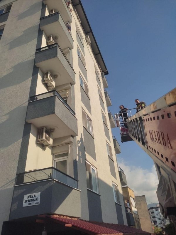 Böcek korkusuyla balkon duvarının üzerine çıkan kadın, ölümle burun buruna geldi (Fotoğraflı) Neslihan Zerenli HATAY (İHA) - Hatay'da balkonda gördüğü böcekten korkarak duvarın üzerine çıkan ve mahsur kalan kadın, itfaiye ekiplerinin merdiven yardımıyla balkona ulaşmasıyla kurtarıldı. Balkonda duvar üzerinde ölümle burun buruna gelen kadının korku dolu anları ve itfaiye ekiplerinin müdahalesiyse kurtarıldığı anlar kameraya yansıdı. Olay; İskenderun ilçesi Dumlupınar Mahallesi'nde bulunan 5 katlı apartmanın 4.katında yaşandı. Apartmanın 4.katında yaşayan kadın, ilaçlama yaptığı esnada balkonda böcek görerek korku içerisinde duvarın üzerine çıktı. Kadının balkonda olduğunu görerek intihar ettiğini düşünen vatandaşlar durumu itfaiye ekiplerine bildirdi. İntihar vakası olarak ihbara çıkan ekipler, olay yerine gittiklerinde kadının böcekten korkarak balkonda mahsur kaldığını fark ettiler. Kadın, itfaiye aracının merdiveniyle mahsur kaldığı yerden kurtarıldı. Olayda herhangi bir olumsuzluk yaşanmazken, duvar üzerinde ölümle burun buruna gelen kadının korku dolu anları ve itfaiye ekiplerinin müdahalesiyse kurtarıldığı anlar kameraya yansıdı.