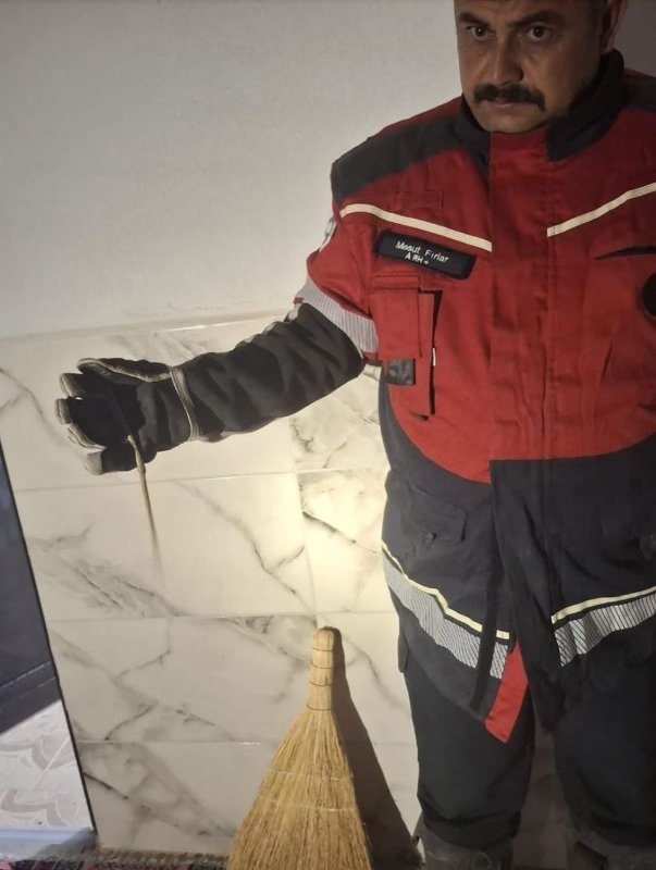 Antakya ve Hassa’da yerleşim yerlerinde görülen yılanlar yakalandı (Fotoğraflı) İlayda Korkmaz HATAY (İHA) -Hatay'ın Antakya ve Hassa ilçelerinde yerleşim yerlerinde görülen yılanlar, ekiplerin çalışmasıyla zarar verilmeden yakalanarak doğal yaşam alanlarına bırakıldı. Antakya ve Hassa ilçelerinde farklı noktalarda yerleşim yerlerine giren yılanlar görüldü. Yılanların görülmesi üzerine ekipler tarafından çalışma başlatıldı. Ekiplerin titiz çalışması sonucunda yakalanan yılanlar, herhangi bir zarar verilmeden kontrol altına alındı. Yakalanan yılanlar daha sonra doğal yaşam alanlarına bırakılarak yerleşim yerlerinden uzaklaştırıldı.