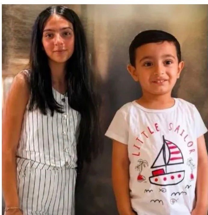 Tatil dönüşü yolculuk yaptıkları geminin batmasıyla kaybolan 6 ve 12 yaşındaki kardeşler için gıyabi cenaze namazı kılındu (Fotoğraflı) Ahmet Arslan HATAY (İHA) - Kuzey Kıbrıs Türk Cumhuriyeti'nde batan gemide yolculuk yapan Saliha Miray Biçer ve Mehmet Asaf Biçer memleketleri olan Hatay'ın Reyhanlı ilçesinde kardeşler için gıyabi cenaze namazı kılındı. Girne'den Mersin'e doğru yola çıkan ve açıldıktan bir süre sonra batan gemide yolculuk yapan 12 yaşındaki Saliha Miray Biçer ve 6 yaşındaki Mehmet Asaf Biçer için Reyhanlı ilçesindeki umutlu bekleyiş hüsranla sona erdi. Kardeşler için Biçer ailesi tarafından Çarşı Camiinde gıyabi cenaze namazı kılındı. Kılınan cenaze namazında aile üyeleri duygusal anlar yaşadı. Annesi Ayten Biçer ve baba Hayri Biçer’in göz yaşı içerisinde taziyeleri kabul ettiği görüldü. Reyhanlı ilçesinde yaşayan Biçer ailesi, tatil için gittikleri Kuzey Kıbrıs Türk Cumhuriyeti'nden dönüş yolunda gemi kazasının içinde yer almış; kazadan anne Ayten Biçer, baba Hayri Biçer ve diğer çocukları Halil Kerem sağ kurtulurken, Saliha Miray ve Mehmet Asaf kaybolmuştu.
