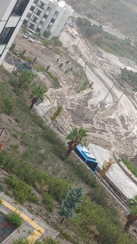 Aşırı yağışla birlikte derelerin debisi artarken, göle dönen yollar sürücüleri zorladı (Fotoğraflı) Ramazan İlın HATAY (İHA) - Hatay’da gece ve sabah saatlerinde etkili olan yağışla birlikte derelerin debisi artarken, yola dönen göller sürücülere zor anlar yaşattı. Meteorolojinin şiddetli yağış uyarısında bulunduğu Hatay’da gece saatlerinde başlayan şiddetli yağış, sabah saatlerine kadar devam etti. Şiddetli yağışla birlikte Antakya ilçesi Kisecik Mahallesi’nde bulunan derenin debisi taşarken, mahallede bulunan yol yaşanan toprak kaymasıyla ulaşıma kapandı. Öte yandan, şiddetli yağışla birlikte Antakya ilçesinin çeşitli bölgelerinde yollar göle döndü. Yola dönen göller sürücülere zor anlar yaşattı. "Sezonun ilk hızlı yağmuru diyebiliriz, arkamızdaki derenin manzarası bu şekilde" Yağmurun yağmasının ardından derenin taştığını söyleyen Halil Bayraktar, "Burada 3 aydır faaliyette olan köprü çalışması vardı. Önümüzdeki günlerde de yağışlar devam edecek. Gece çok şiddetli yağmur yağdı. Arkamızdaki derenin manzarası bu şekilde. Önlem alınması gerekiyor" dedi. "Yağmurun bu şekilde yağacağını beklemiyorduk aniden başlayan sağanak yağmur bizi de korkuttu" Sabaha karşı çok kuvvetli şekilde yağmurun yağdığını ifade eden Mustafa Yüksel, "Yağmurun bu şekilde yağacağını beklemiyorduk aniden başlayan sağanak yağmur bizi de korkuttu. Sabaha kadar çok kuvvetli şekilde yağmur yağdı. Arkamızdaki dereye önlem alınması gerekiyor. Önceden çok az akan dere şimdi taşma durumuna geldi. Sabah bu manzarayı görünce panik içinde kaldık" ifadelerini kullandı.