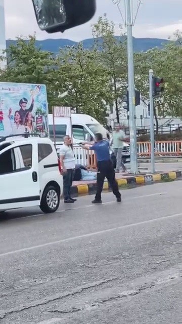 Yolda gördüğü husumetlisini sokak ortasında silahla vuran şahsın o anları kamerada Ferit Savaş HATAY (İHA) - Hatay’da husumetlisini sokak ortasında silahla vurarak yaralayan şahsın ateş ettiği anlar cep telefonu kamerasına yansıdı. Ayaklarından yaralanan kişi hastaneye kaldırılırken şüpheli şahıs ise tabancayla birlikte polis tarafından yakalandı. Olay; Erzin ilçesi kent merkezi Eseli Köprüsü üzerinde yaşandı. Geçmişte aralarında husumet bulunan 2 şahıs köprü üzerinde karşılaştı. Yanında silah bulunan O.K. isimli şahıs, husumetlisine ateş ederek bacaklarından yaraladı. Olayın ardından silah seslerini duyan Erzin İlçe Emniyet Müdürlüğü ekipleri kısa sürede bölgeye gelerek duruma müdahale etti. Şüpheli O.K. polis ekipleri tarafından silahla birlikte yakalandı. Yaralı şahıs, olay yerine çağrılan sağlık ekiplerinin ilk müdahalesinin ardından hastaneye kaldırıldı. Olayla ilgili inceleme başlatıldığı öğrenildi.