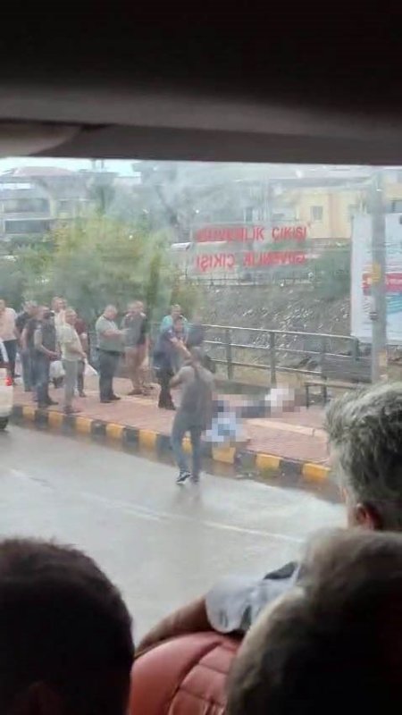 Yolda gördüğü husumetlisini sokak ortasında silahla vuran şahsın o anları kamerada Ferit Savaş HATAY (İHA) - Hatay’da husumetlisini sokak ortasında silahla vurarak yaralayan şahsın ateş ettiği anlar cep telefonu kamerasına yansıdı. Ayaklarından yaralanan kişi hastaneye kaldırılırken şüpheli şahıs ise tabancayla birlikte polis tarafından yakalandı. Olay; Erzin ilçesi kent merkezi Eseli Köprüsü üzerinde yaşandı. Geçmişte aralarında husumet bulunan 2 şahıs köprü üzerinde karşılaştı. Yanında silah bulunan O.K. isimli şahıs, husumetlisine ateş ederek bacaklarından yaraladı. Olayın ardından silah seslerini duyan Erzin İlçe Emniyet Müdürlüğü ekipleri kısa sürede bölgeye gelerek duruma müdahale etti. Şüpheli O.K. polis ekipleri tarafından silahla birlikte yakalandı. Yaralı şahıs, olay yerine çağrılan sağlık ekiplerinin ilk müdahalesinin ardından hastaneye kaldırıldı. Olayla ilgili inceleme başlatıldığı öğrenildi.