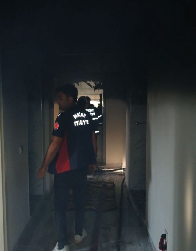 Hassa’da ev ve ahır yandı (Fotoğraflı) Yakup Söylemez HATAY (İHA) - Hatay'ın Hassa ilçesinde yaşanan ev ve ahır yangını, ekiplerin koordineli müdahalesiyle kısa sürede kontrol altına alındı. Aktepe Mahallesi’nde bir ev ve ahırda yangın çıktı. Yangına ekipler tarafından koordineli şekilde müdahale edildi. Ekiplerin çalışması sonucu yangın kısa sürede kontrol altına alınırken, olayda can kaybı ve yaralanma yaşanmadı. Yangının kontrol altına alınmasının ardından bölgede soğutma çalışması gerçekleştirildi.