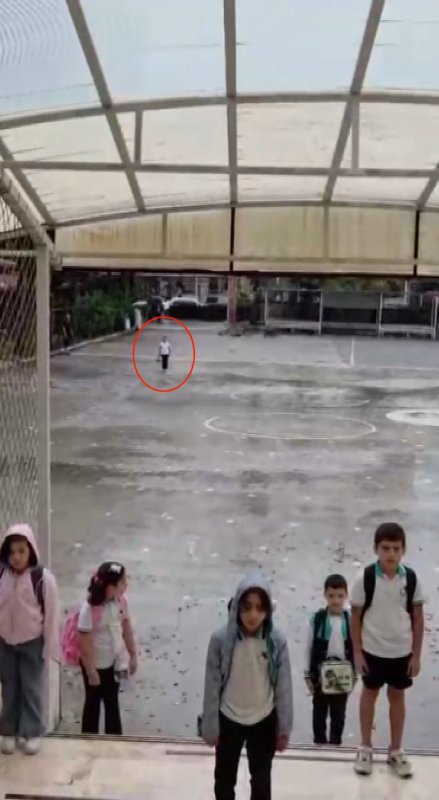 Yağmur altında istiklal marşı okuyan ilkokul öğrencisi takdir topladı (Fotoğraflı) Ferit Savaş HATAY (İHA) - Hatay’da ilkokul öğrencisi Asel Mina, yağmur yağdığı esnada okunan İstiklal Marşı’na ıslanarak eşlik etmesiyle takdir topladı. Dörtyol ilçesinde haftanın ilk günü yağışlı hava etkili oldu. İlçede bulunan Gazi İlköğretim Okulu’nda öğrenciler, yağış nedeniyle İstiklal Marşı’nı sınıflarında okudular. İstiklal Marşı’nın okunduğu esnada okul bahçesinde olan Asel Mina Teke, yağmur altında eşlik etti. Davranışıyla takdir toplayan küçük kızın o anları öğretmeni tarafından kayıt altına alındı. Görüntüler, izleyenleri gururlandırdı.